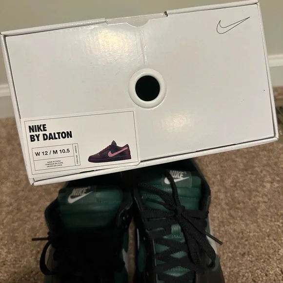 Nike Men's Custom Black and Green Dunk Low Sneakers - Picture 9 of 9